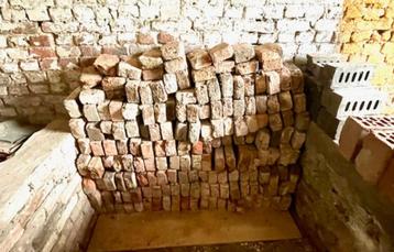 Partij van 140-150 oude bakstenen beschikbaar voor biedingen