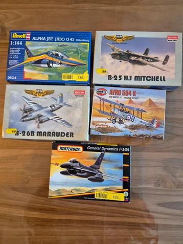 Lot de 5 maquettes d'avion beschikbaar voor biedingen