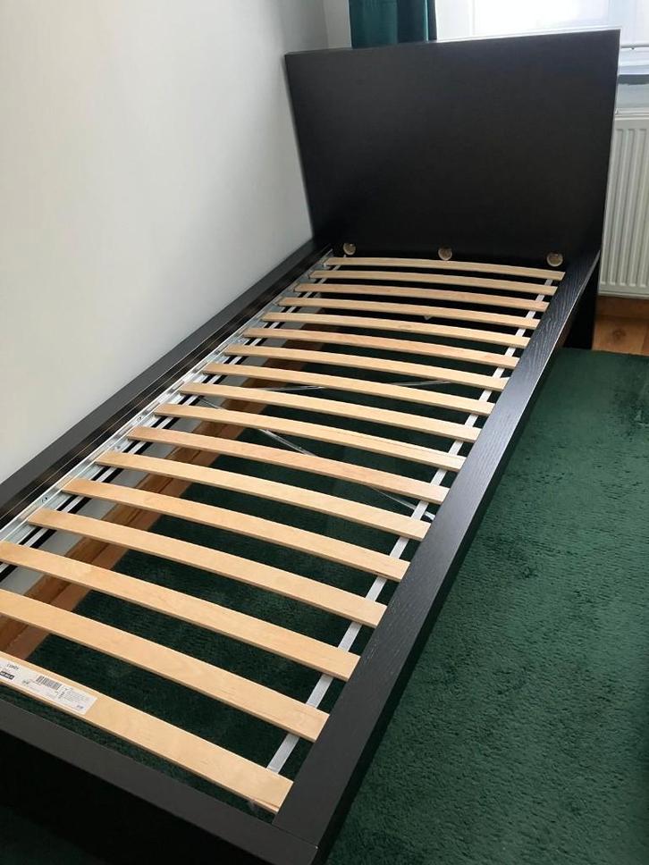 Cadre de lit IKEA 90x200 cm + sommier, Huis en Inrichting, Slaapkamer | Bedden, Gebruikt, Eenpersoons, 90 cm, 200 cm, Hout, Zwart