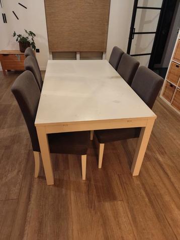 Tafel met 6 stoelen beschikbaar voor biedingen