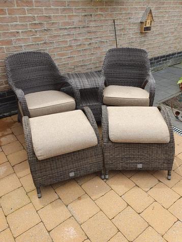 2-persoons tuinzetel met tafeltje beschikbaar voor biedingen