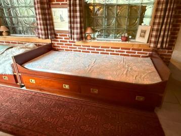 scheepsbed / daybed in hout met messing accenten beschikbaar voor biedingen