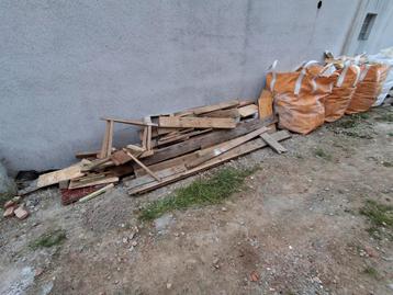 Gratis hout beschikbaar voor biedingen