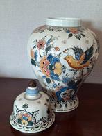 Delfts porcelein vaas met deksel,polychrome, handgeschilderd, Antiek en Kunst, Ophalen