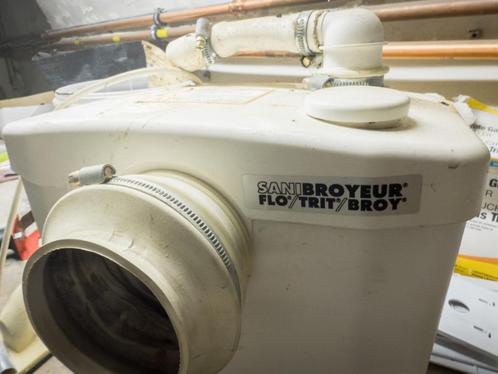 sanibroyeur Flo Trit broy vergruizer, Doe-het-zelf en Bouw, Sanitair, Gebruikt, Toilet, Ophalen
