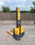 Elektrische stapelaar met nieuwe accu's, Ophalen