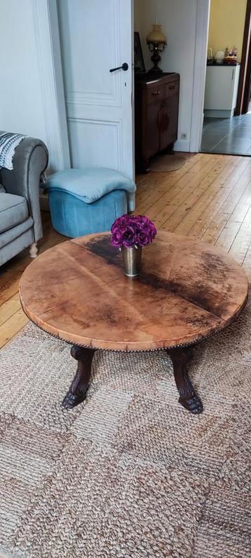 Table basse avec plateau en cuir disponible aux enchères