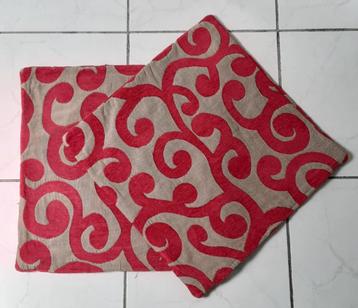 2 sierkussenovertrekken beige/fuchsia voor 3 € beschikbaar voor biedingen