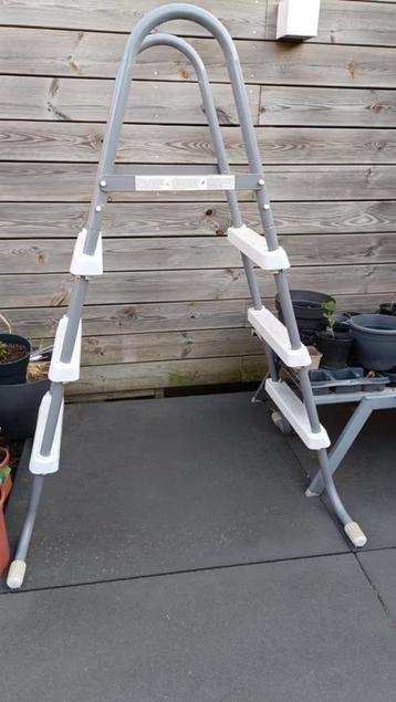 Zwembad ladder  beschikbaar voor biedingen