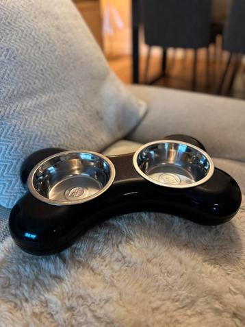 Honden drink en eten bak, met houder beschikbaar voor biedingen