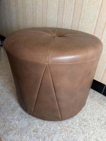 Ronde leren poef – klassiek design beschikbaar voor biedingen