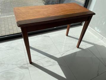  Stevige houten tafel te koop – ideaal voor jong en oud!  beschikbaar voor biedingen