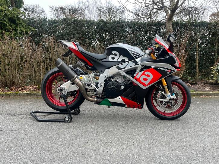 Aprilia RSV4 RF, Motos, Motos | Aprilia, Entreprise, Super Sport, plus de 35 kW, 4 cylindres, Permis Moto A, ABS, Quickshifter