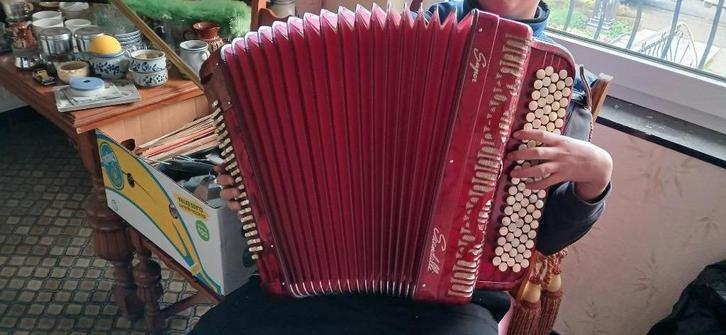 Scandalli Super accordeon, Muziek en Instrumenten, Accordeons, Zo goed als nieuw, Knopaccordeon, Scandalli, Met koffer, Met riemen