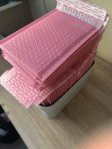 61 roze bubbelenveloppen beschikbaar voor biedingen