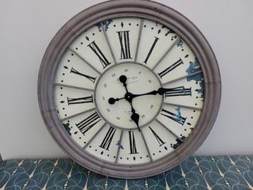 Grand horloge mural en métal beschikbaar voor biedingen