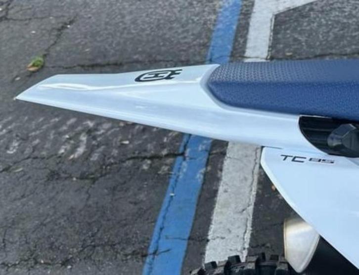 *HUSQVARNA TC85 ORIGINEEL ACHTERSPATBORD 2025 - 2026 NIEUW*, Motoren, Onderdelen | Overige, Nieuw, Ophalen of Verzenden