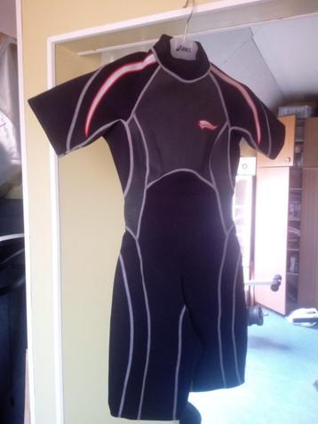 Wetsuits  beschikbaar voor biedingen