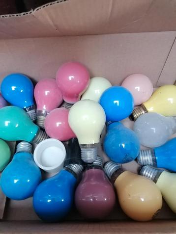 Gekleurde lampen beschikbaar voor biedingen