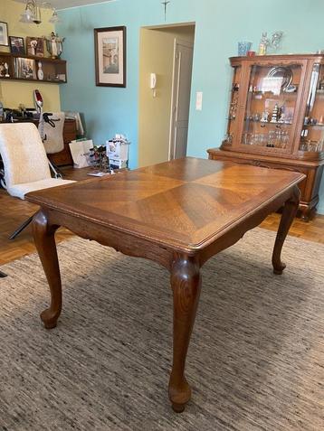 Stijlvolle houten tafel met sierblad  beschikbaar voor biedingen