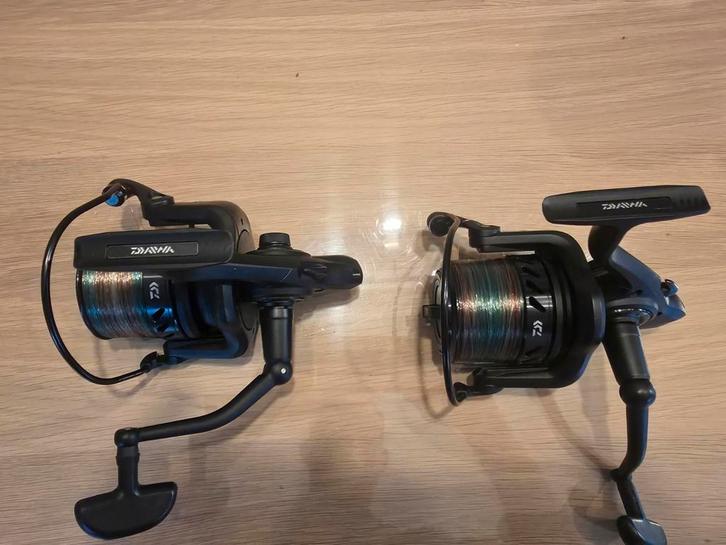 2 karpermolens DAIWA Black Widow 5000 LDA, Watersport en Boten, Hengelsport | Zeevissen, Molen, Ophalen of Verzenden