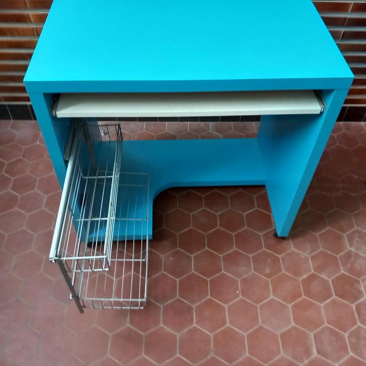blauw/witte kinderbureau, Huis en Inrichting, Bureaus, Gebruikt, Bureau, Met wielen, Ophalen