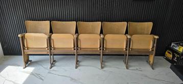 Vintage cinemastoelen beschikbaar voor biedingen