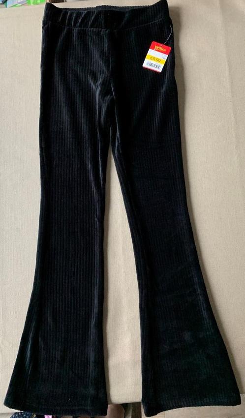 Flaired broek Wibra zwart velours voor meisjes maat 146, Enfants & Bébés, Vêtements enfant | Taille 146, Neuf, Fille, Pantalon