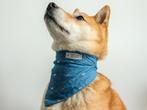 Denimblauwe hondenbandana met bliksemprint, Animaux & Accessoires, Vêtements pour chiens, Enlèvement ou Envoi, Comme neuf, Foulard pour chien