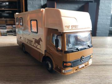 Majorette Mercedes Atego paardenvervoer 1/24 beschikbaar voor biedingen