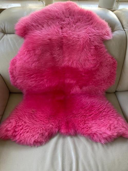TEXELS SCHAPENVACHT GEKLEURD FUCHSIA ROZE NIEUW, Huis en Inrichting, Woonaccessoires | Overige, Nieuw, Ophalen of Verzenden