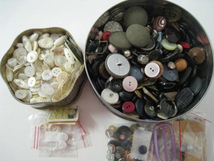 2 dozen met knopen en gespen, witte en gekleurde, Hobby en Vrije tijd, Naaien en Fournituren, Ophalen