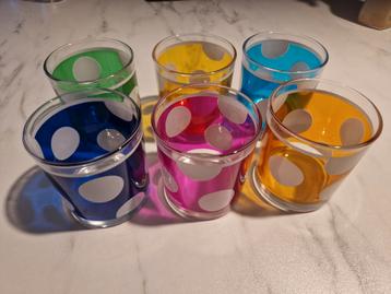 Set de 6 verres à boire colorés disponible aux enchères