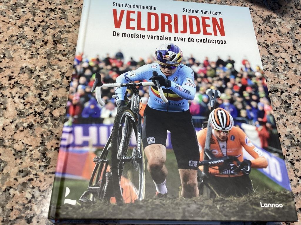 VELDRIJDEN. De mooiste verhalen over de cyclocross, Ophalen of Verzenden, Zo goed als nieuw, Lopen en Fietsen