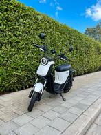 NIU elektrische scooter, Fietsen en Brommers, Ophalen, Elektrisch, Zo goed als nieuw
