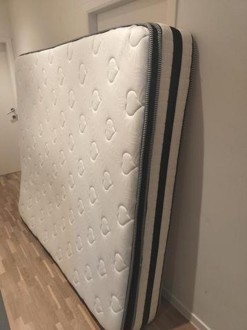 Boxspring met topmatras beschikbaar voor biedingen