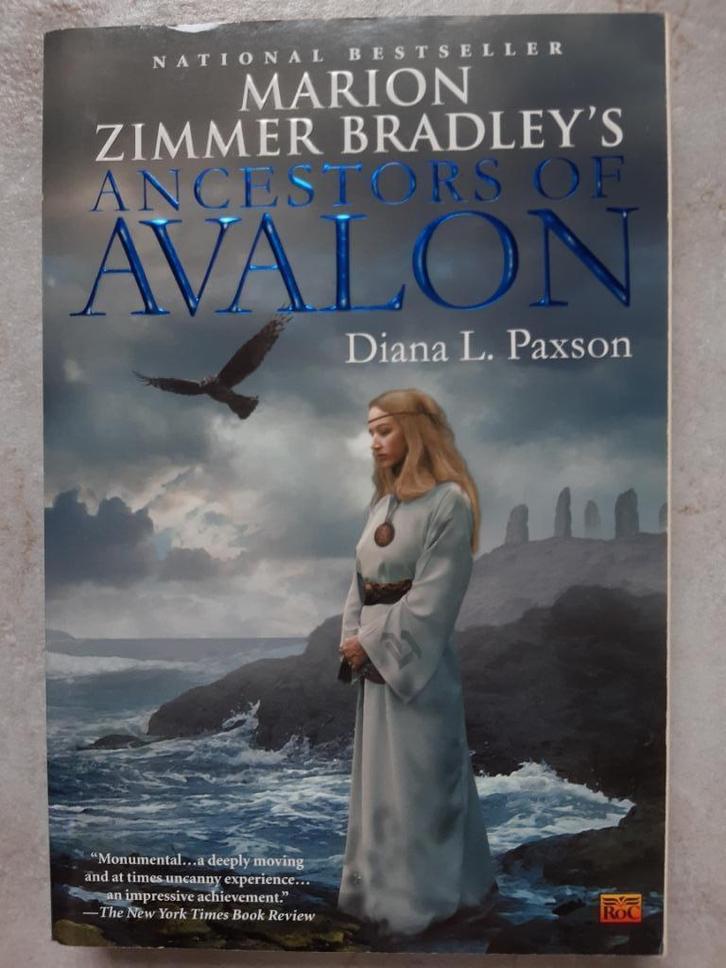 Marion Zimmer Bradley's Ancestors of Avalon Paperback – 7, Boeken, Fantasy, Gelezen, Ophalen of Verzenden