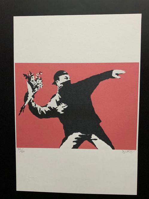 BANKSY FLOWER THROWER litho genummerd en met reliëfstempel, Antiquités & Art, Art | Lithographies & Sérigraphies, Enlèvement ou Envoi