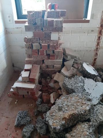 Embankment rubble om te doneren beschikbaar voor biedingen