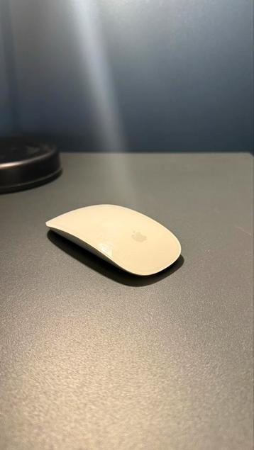 Apple Magic Mouse 2 A1657 disponible aux enchères