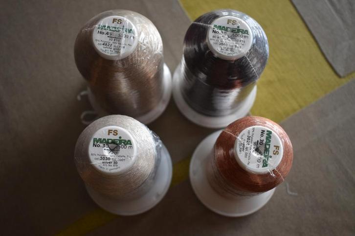 4 grote konen borduurgaren Madeira Metalic, Hobby en Vrije tijd, Borduren en Borduurmachines, Nieuw, Borduurgaren of Zijde, Machineborduren