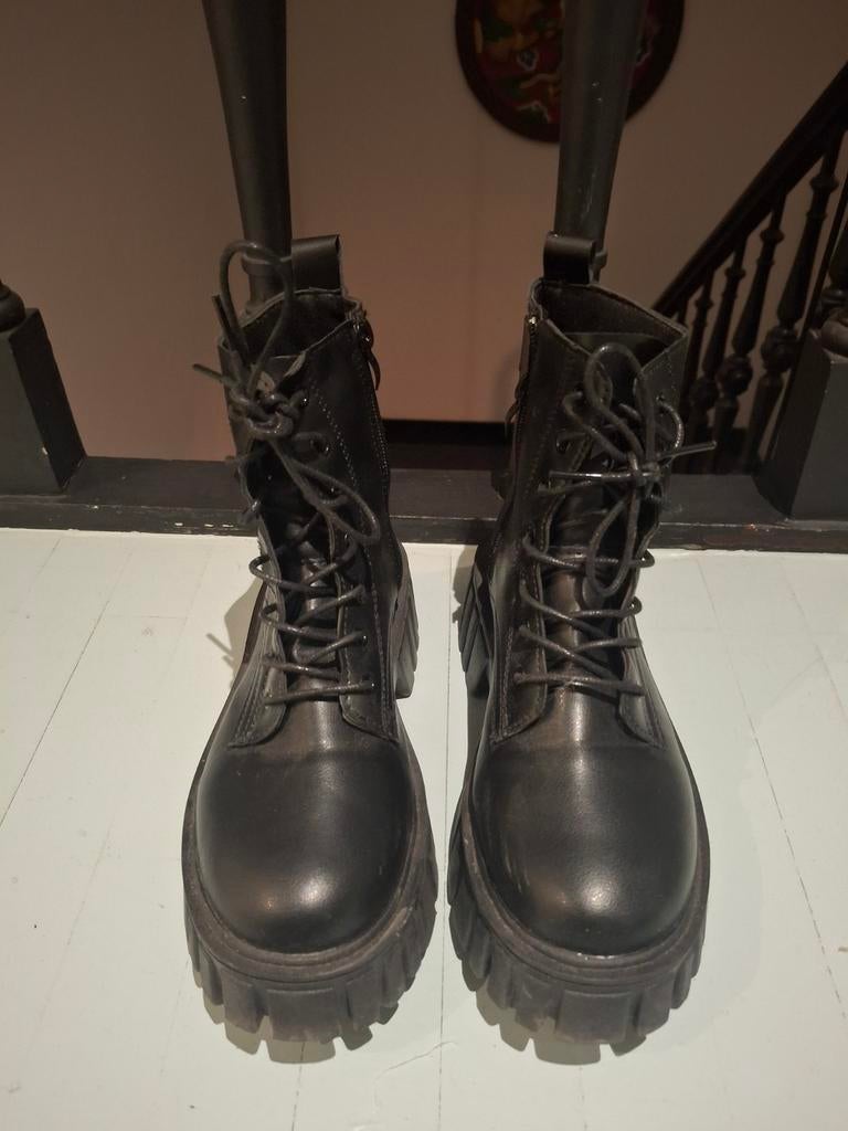 Zwarte platform boots, Ophalen