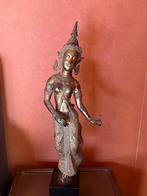 Thailandse danser, Ophalen