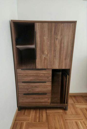 Zeer leuke kast te koop beschikbaar voor biedingen