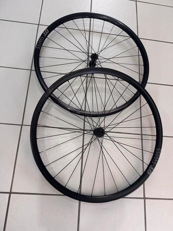Roue vtt DT swiss 1200 XRC moyeux 180 (110/15 et 148/12), Enlèvement, Comme neuf, VTT, Roue