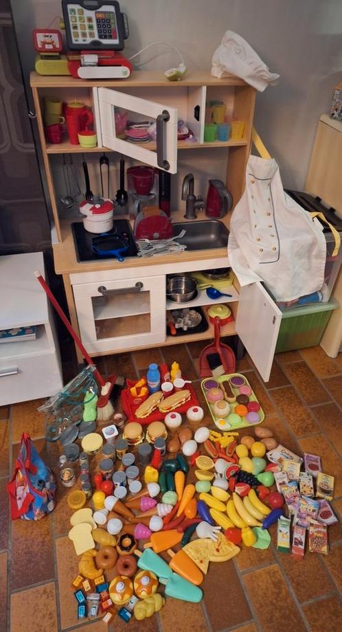 Speelgoedkeukentje met kassa, kokskledij en heel veel toebeh, Kinderen en Baby's, Speelgoed | Speelkeukens, Gebruikt, Ophalen