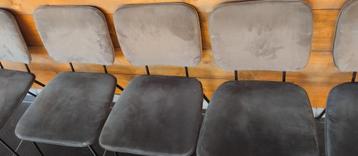 5 stijlvolle vintage art deco suède stoelen  beschikbaar voor biedingen