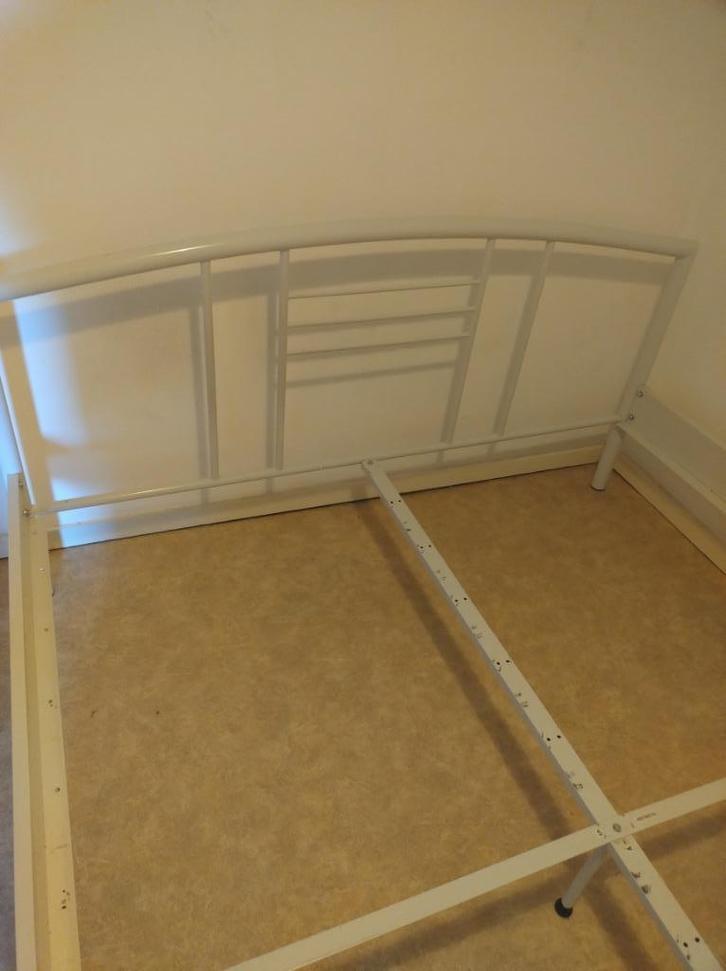 Gratis Bed (160x200)/ Moet nu weg/Oostende, Huis en Inrichting, Slaapkamer | Bedden, Gebruikt, Tweepersoons, 160 cm, 200 cm, Metaal