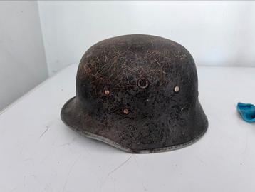 Duitse helm in kunstof en leder van WOII beschikbaar voor biedingen