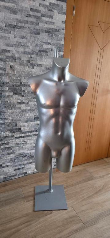 Mannequin-buste op voet beschikbaar voor biedingen